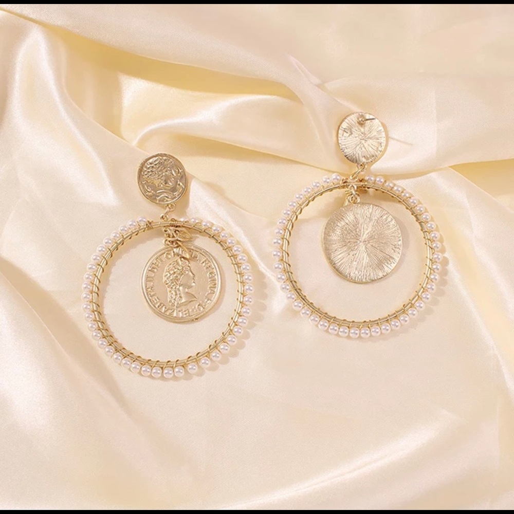 New Geometric Hollow Pearl Hoop Earrings - Picture 3 of 3